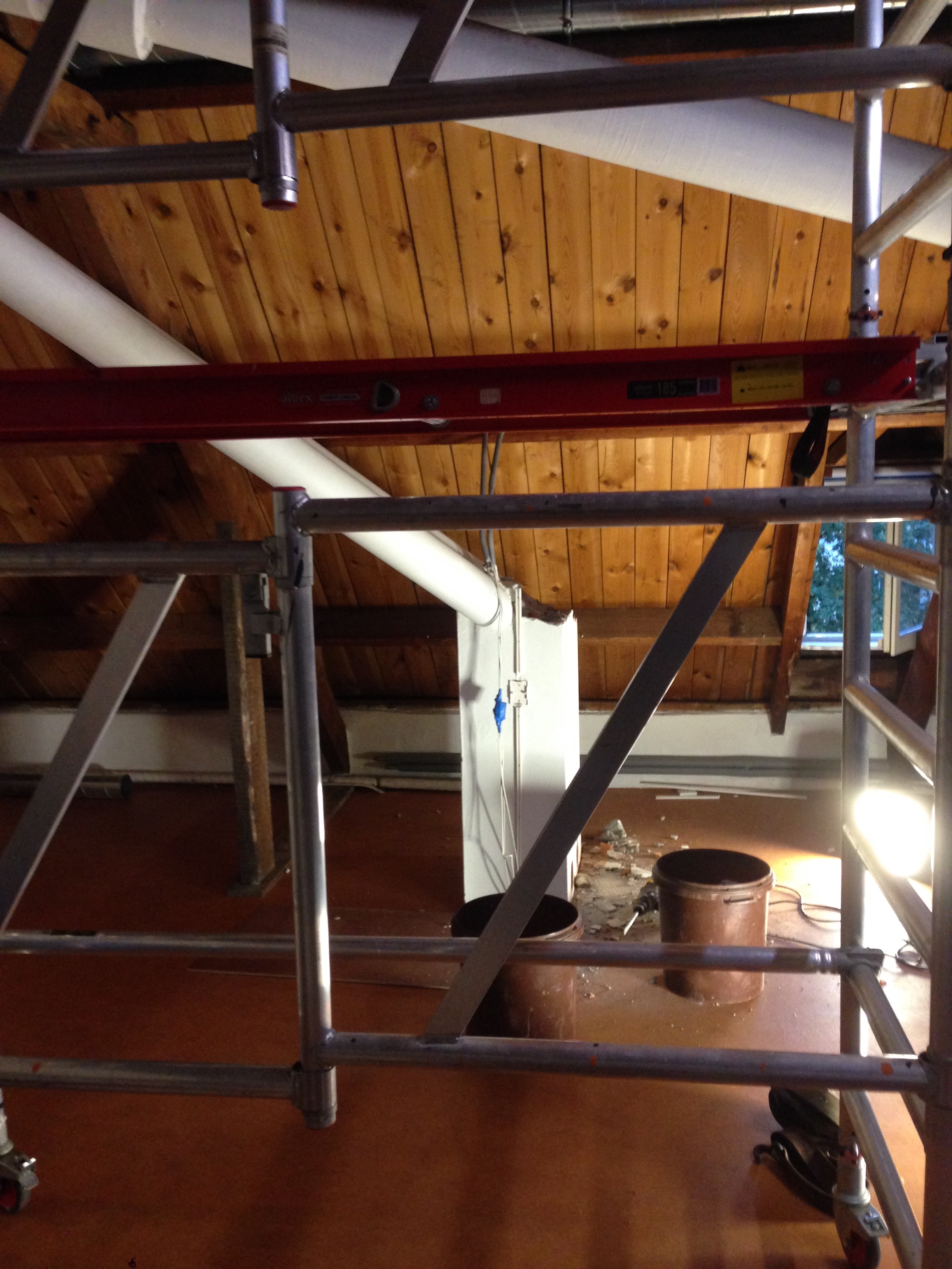 HB accountants Turnhout, zolder isoleren en herinrichten tot mooie en functionele bureau ruimte.